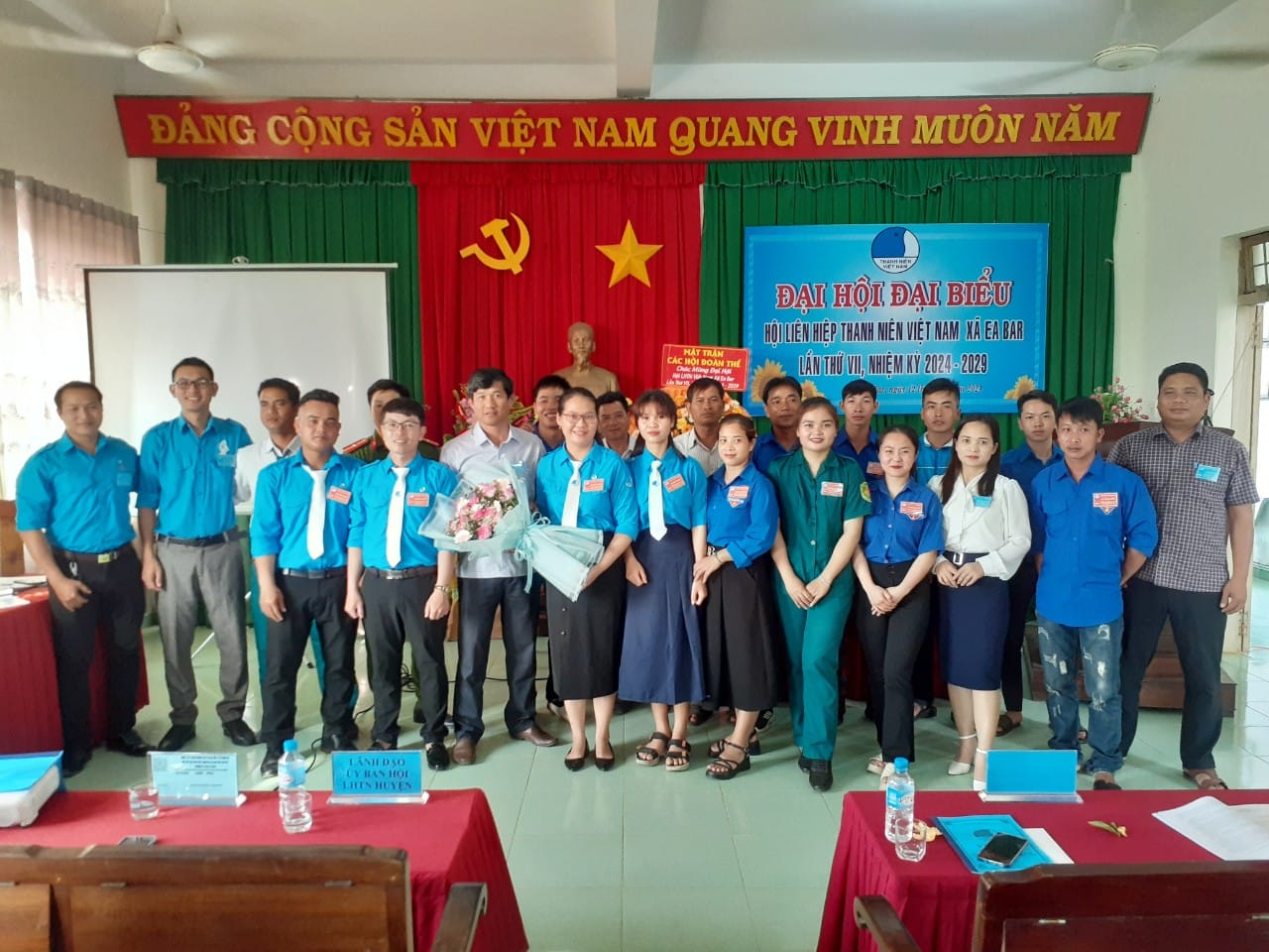 Đ/c Nguyễn Phúc Thành - Bí thư Đảng ủy xã tặng hoa cho UB Hội LHTN Việt Nam xã khóa VII, nhiệm kỳ 2024-2029