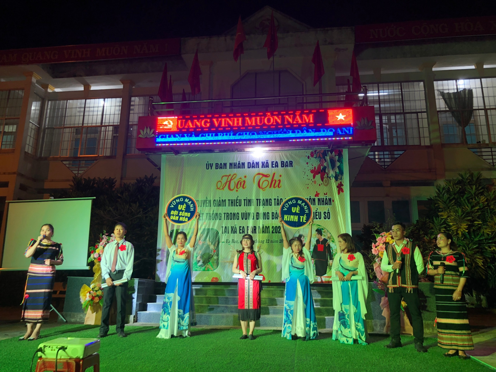 Phần thi chào hỏi của đội thi Buôn Trinh